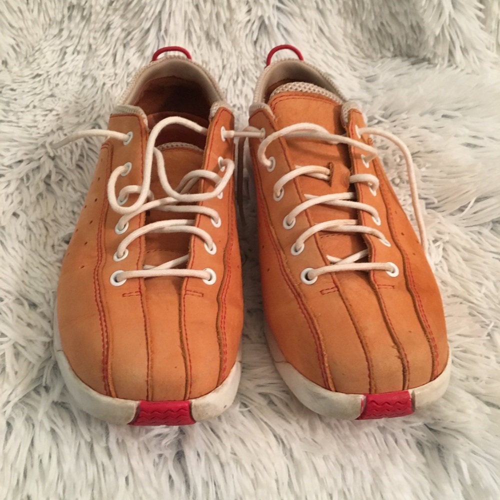 Cole Haan NikeAir Size 8B.  Salmon or Orange Color